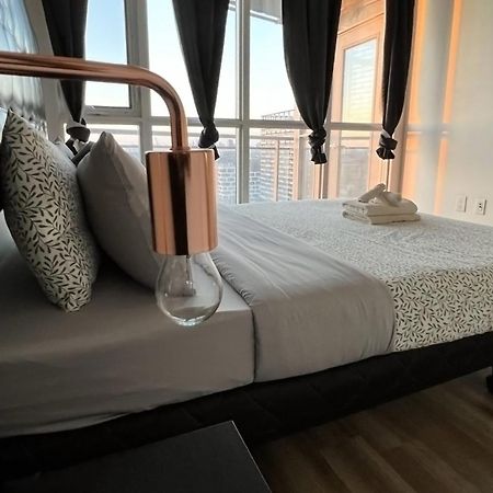 Stunning Luxurious Lakeview Condo By Cn Tower โตรอนโต ภายนอก รูปภาพ